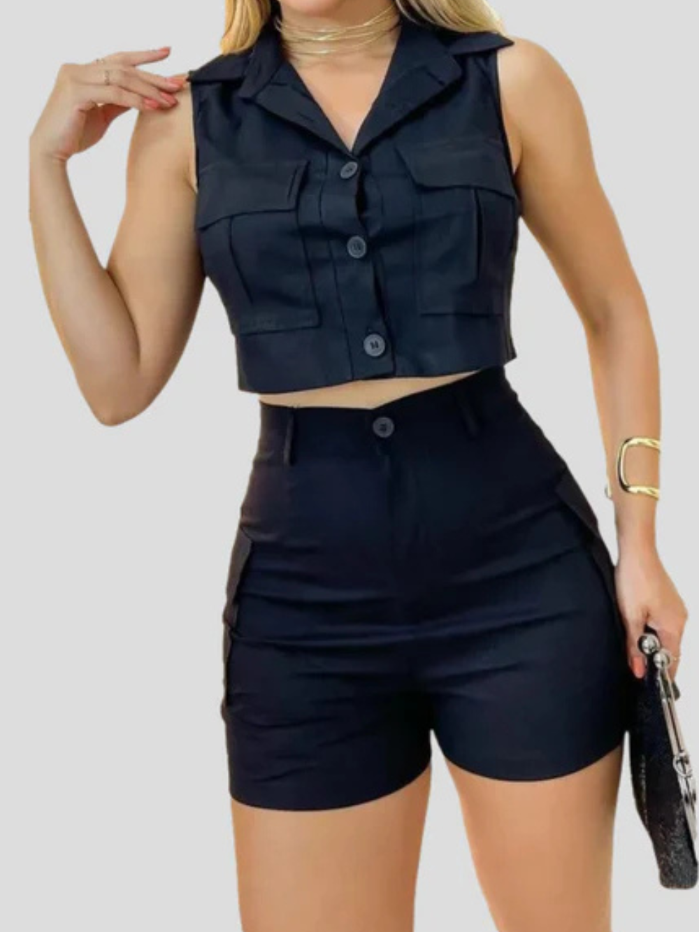 Completo due pezzi da donna Sierra: top corto senza maniche e pantaloncini con glitter lucidi e taglio aderente
