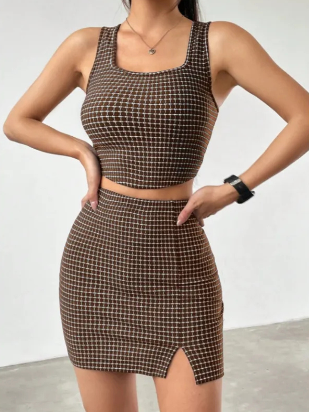 Completo da donna Audrey: blazer e gonna a quadri senza tempo, vestibilità slim e design moderno