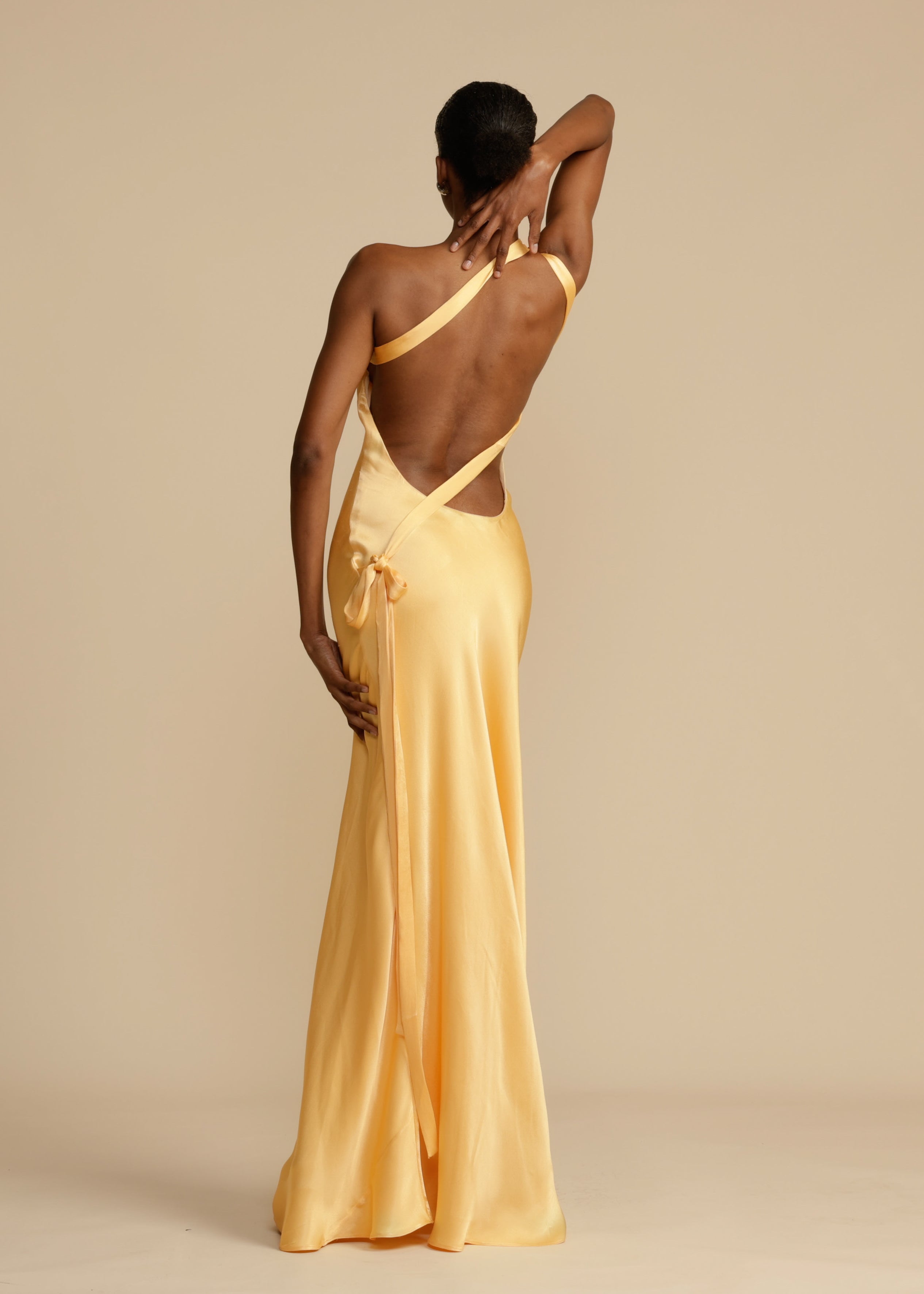 Elena Robe Longue Femme – Robe de Soirée en Satin de Soie avec Dos Nu & Encolure Asymétrique