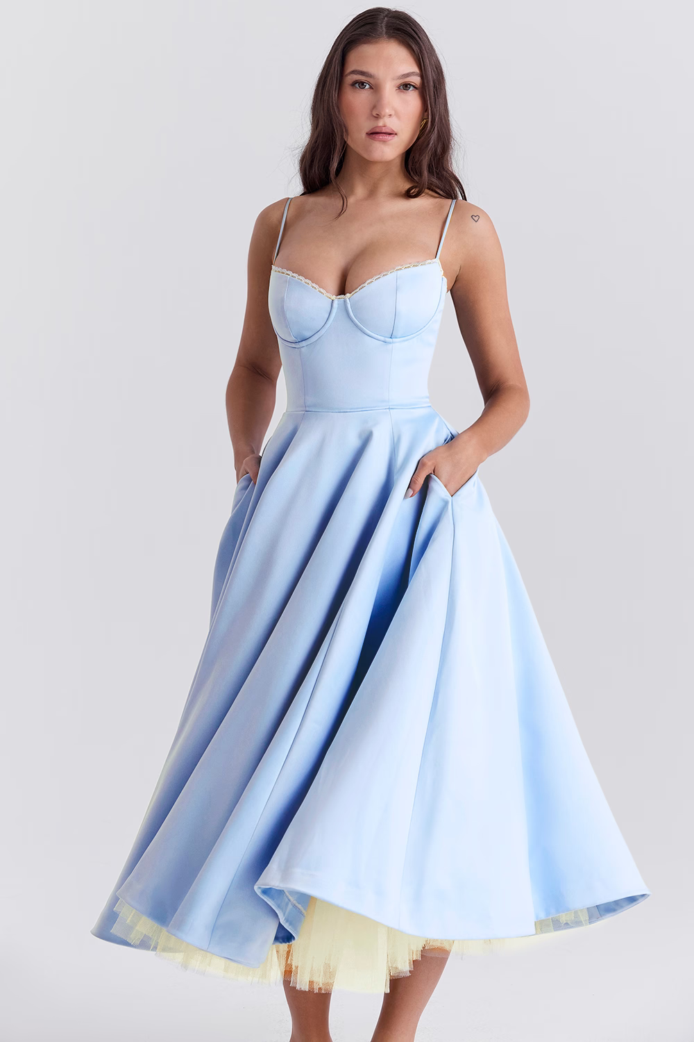 Abito midi da donna Dawn - Elegante abito in tulle con spalline regolabili e vestibilità comoda 