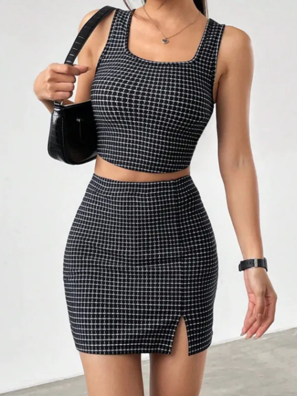 Completo da donna Audrey: blazer e gonna a quadri senza tempo, vestibilità slim e design moderno