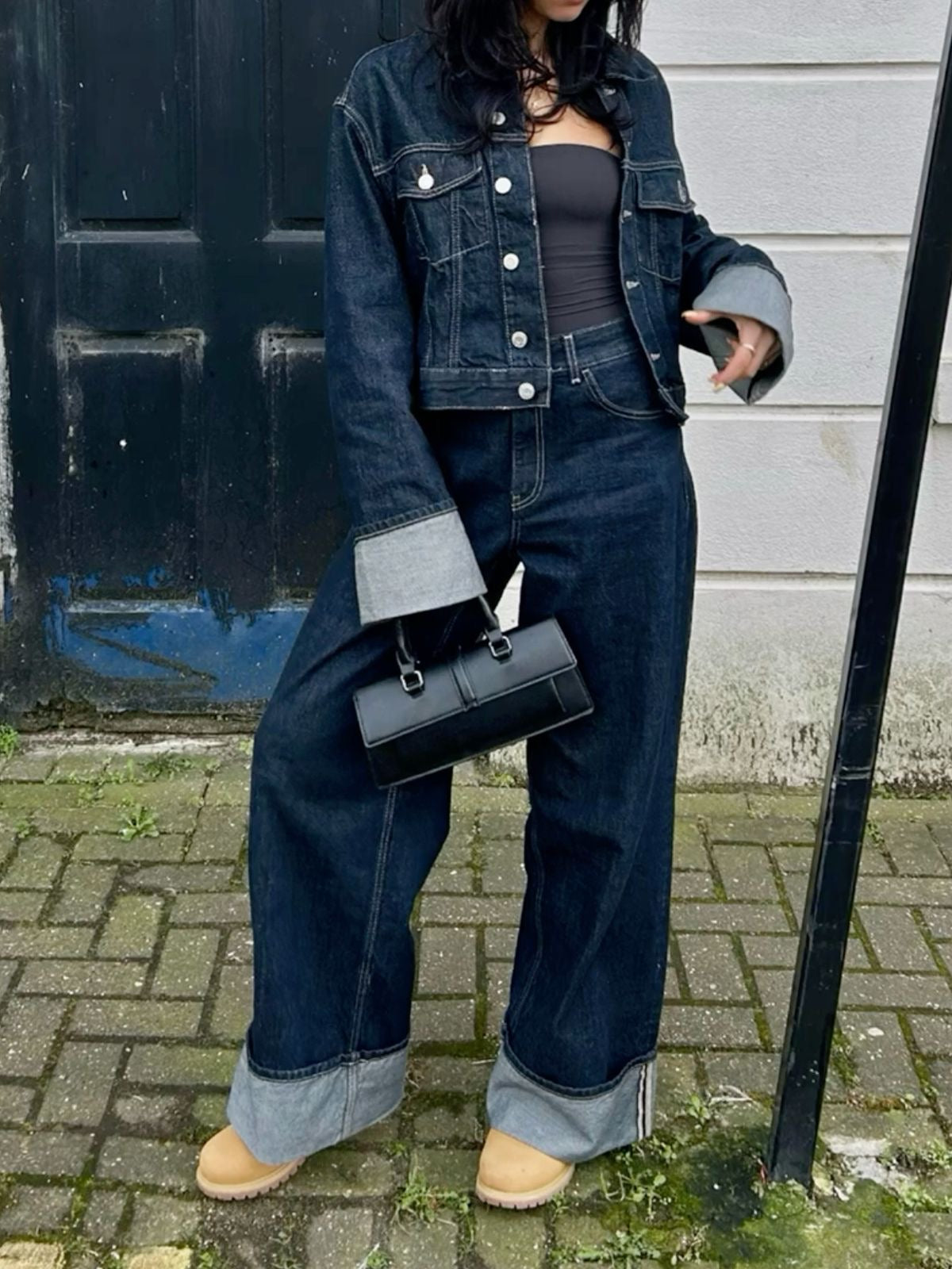 Completo in denim da donna Bea: giacca corta e jeans a gamba larga con revers a contrasto per un look alla moda