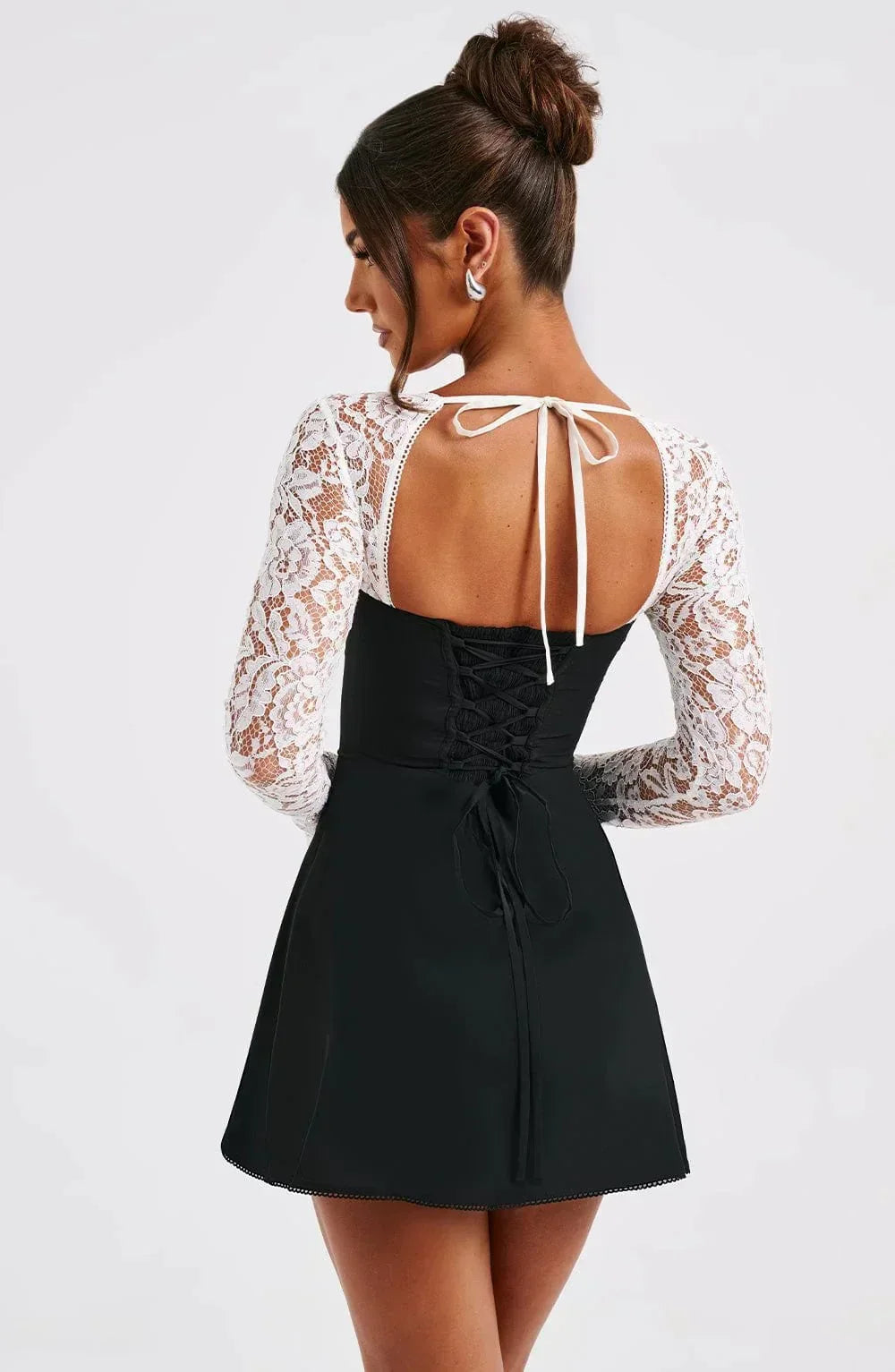 Mini abito da donna Juliette - Elegante abito in pizzo con scollo a cuore e taglio aderente