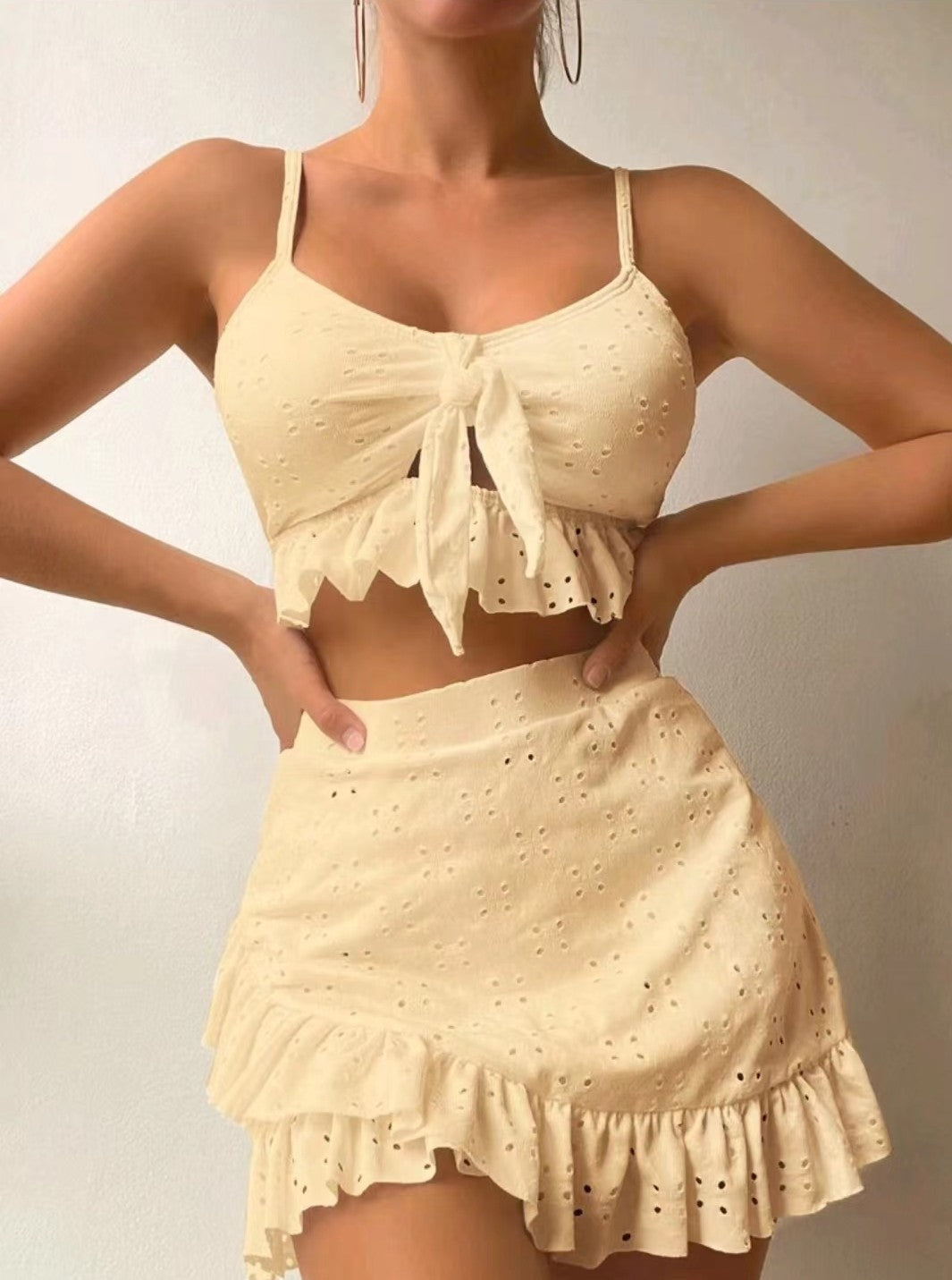 Costume da bagno da donna Serena composto da 3 pezzi: bikini alla moda con volant, gonna e top coordinato