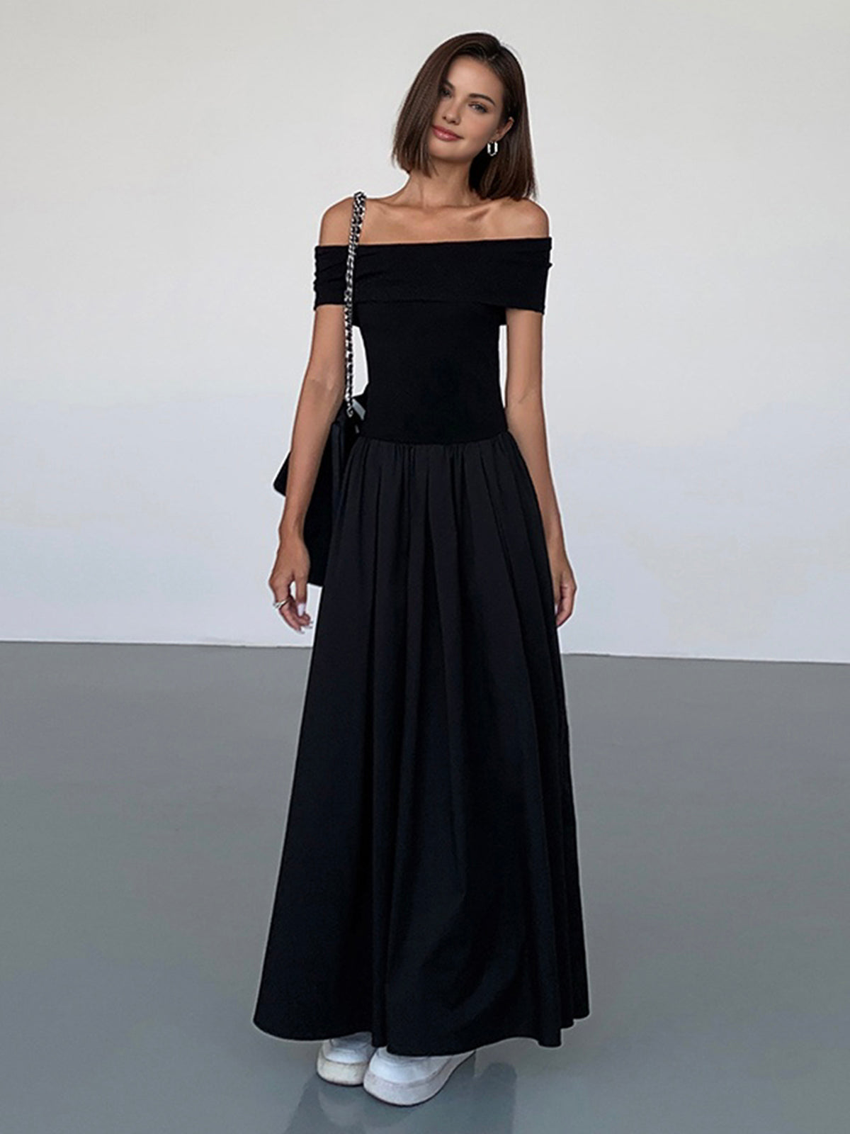 Abito lungo da donna Kisha – Elegante abito con spalle scoperte e gonna plissettata fluida