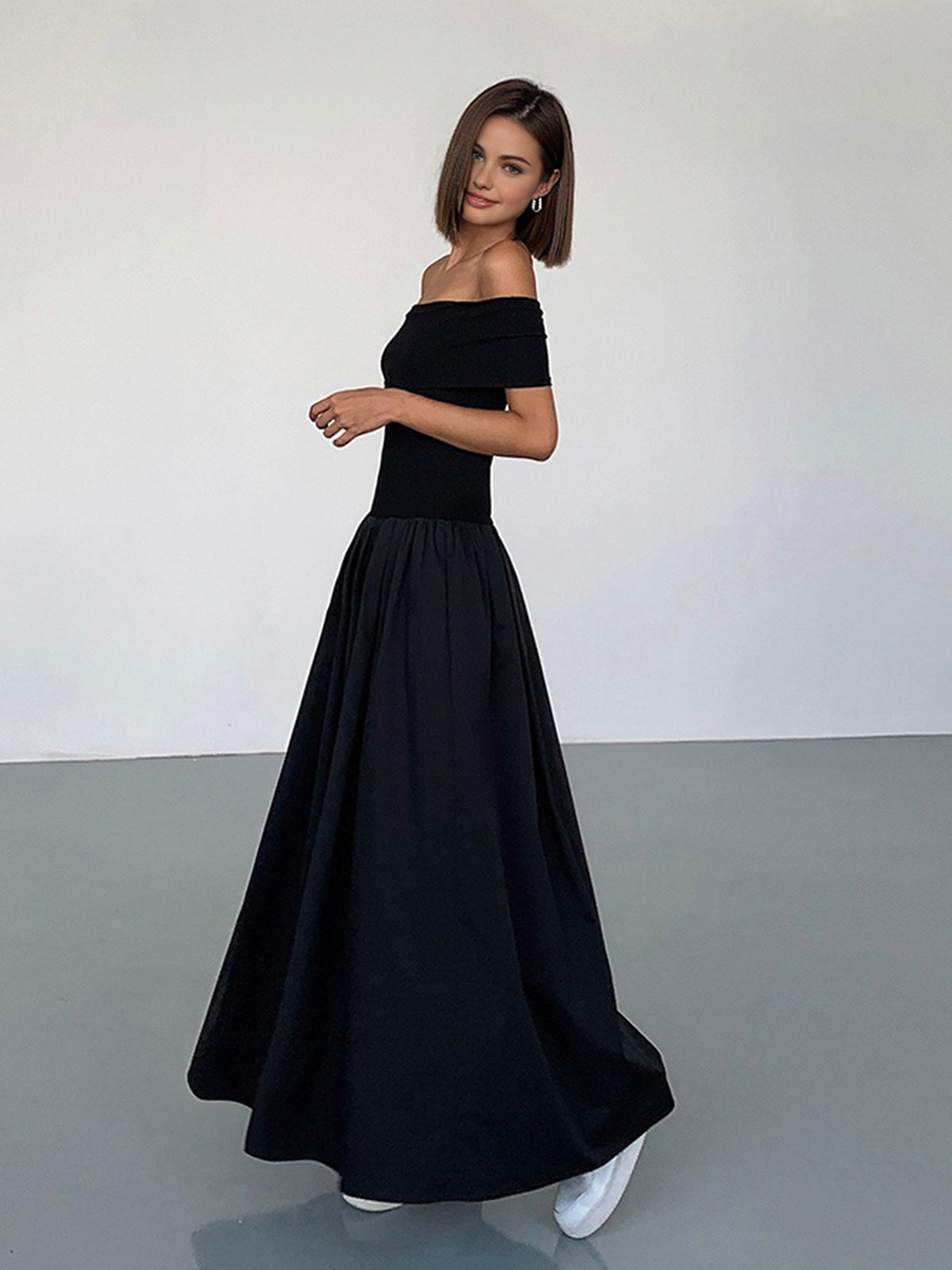 Abito lungo da donna Kisha – Elegante abito con spalle scoperte e gonna plissettata fluida