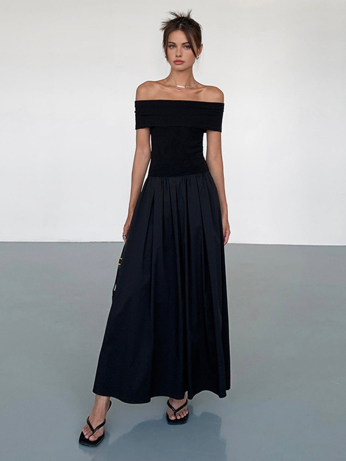 Abito lungo da donna Kisha – Elegante abito con spalle scoperte e gonna plissettata fluida