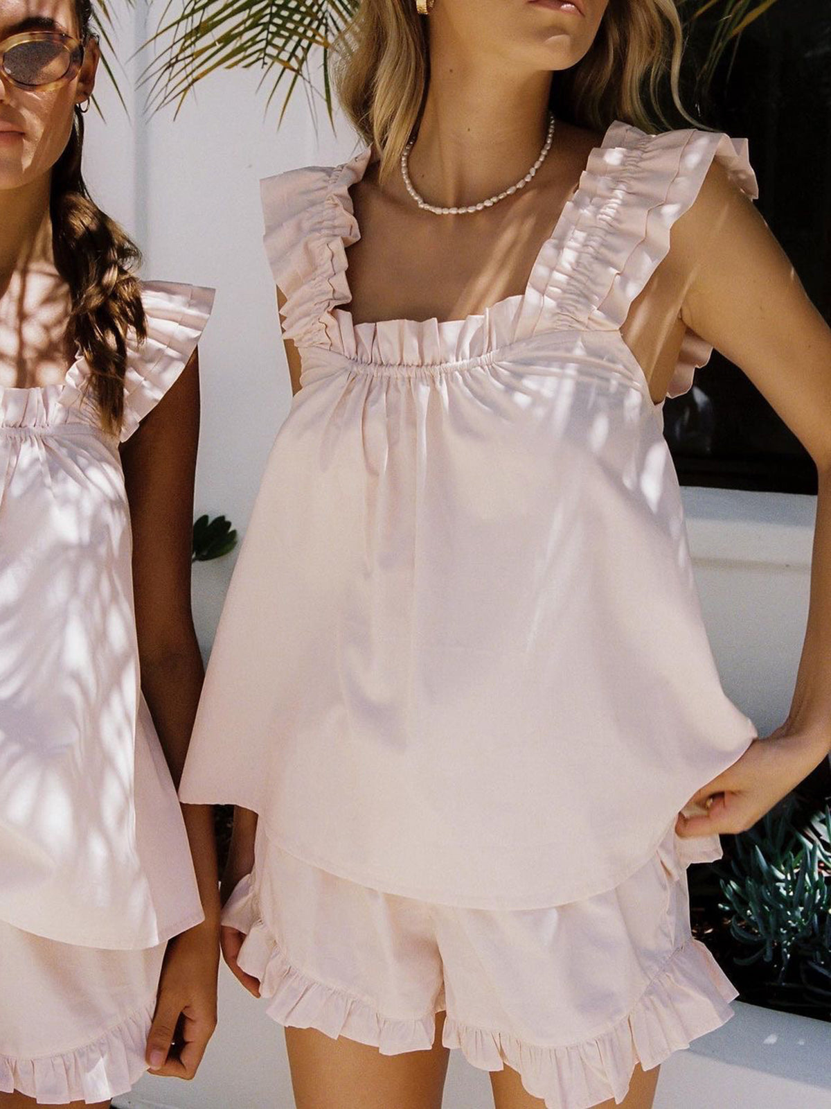 Completo da donna Phoebe Chic - Coordinato festivo con volant, elegante top e pantaloni morbidi