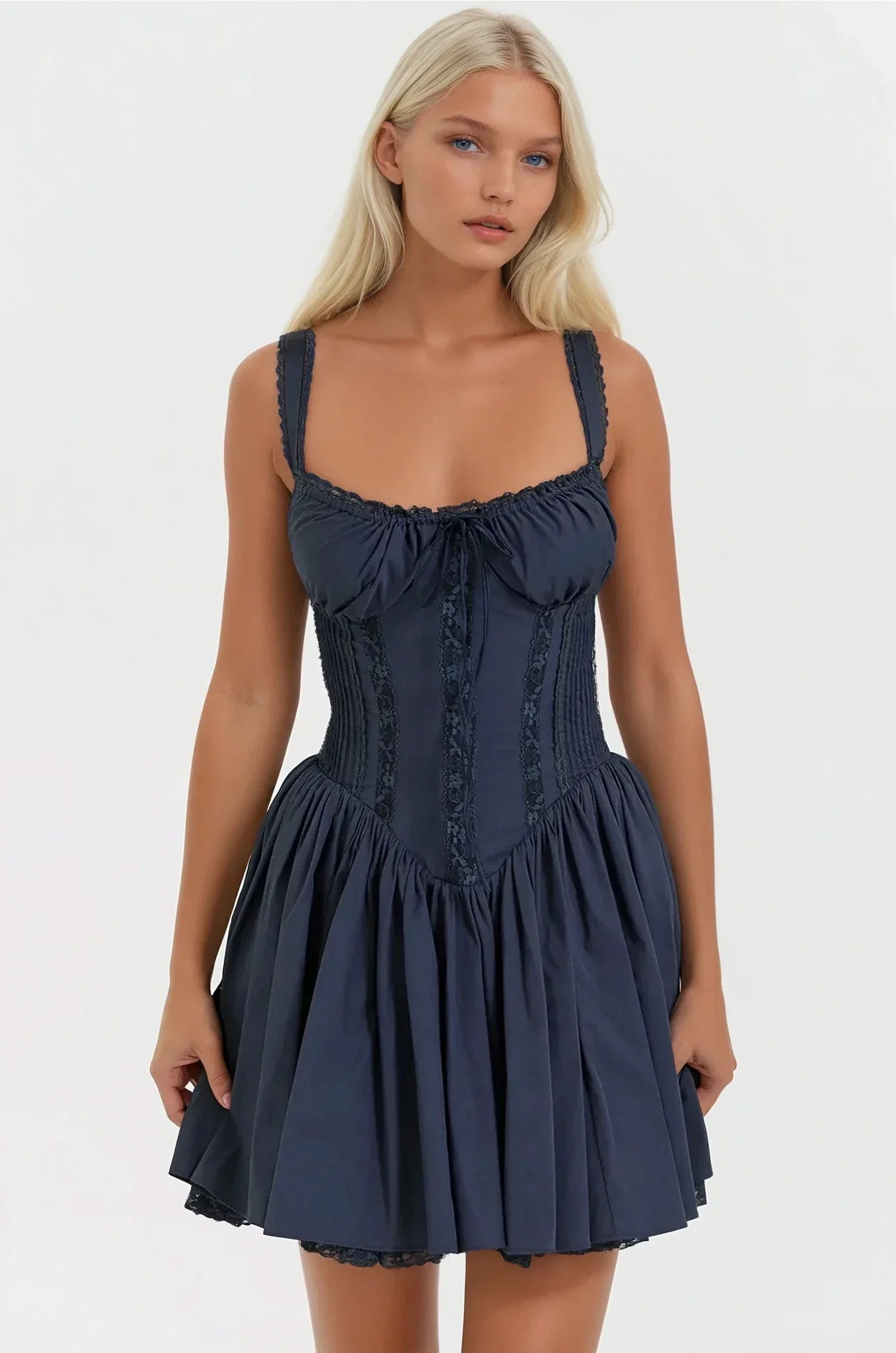 Abito corto da donna Syra - Abito corsetto in raso con gonna babydoll svasata e rifiniture in pizzo