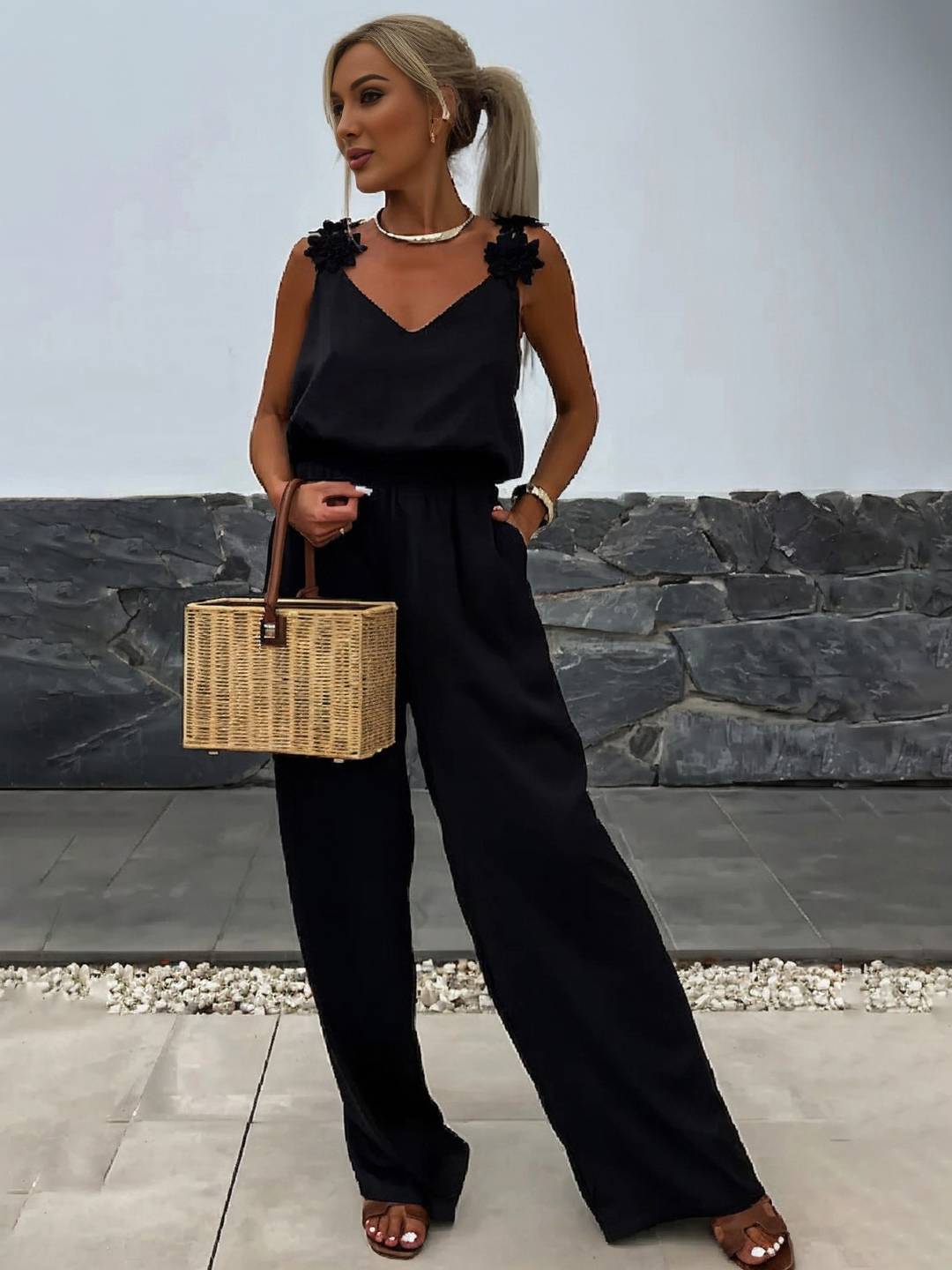 Tuta da donna Sabrina - Tuta ampia e senza maniche per le feste con scollo a V, tasche e schiena scoperta