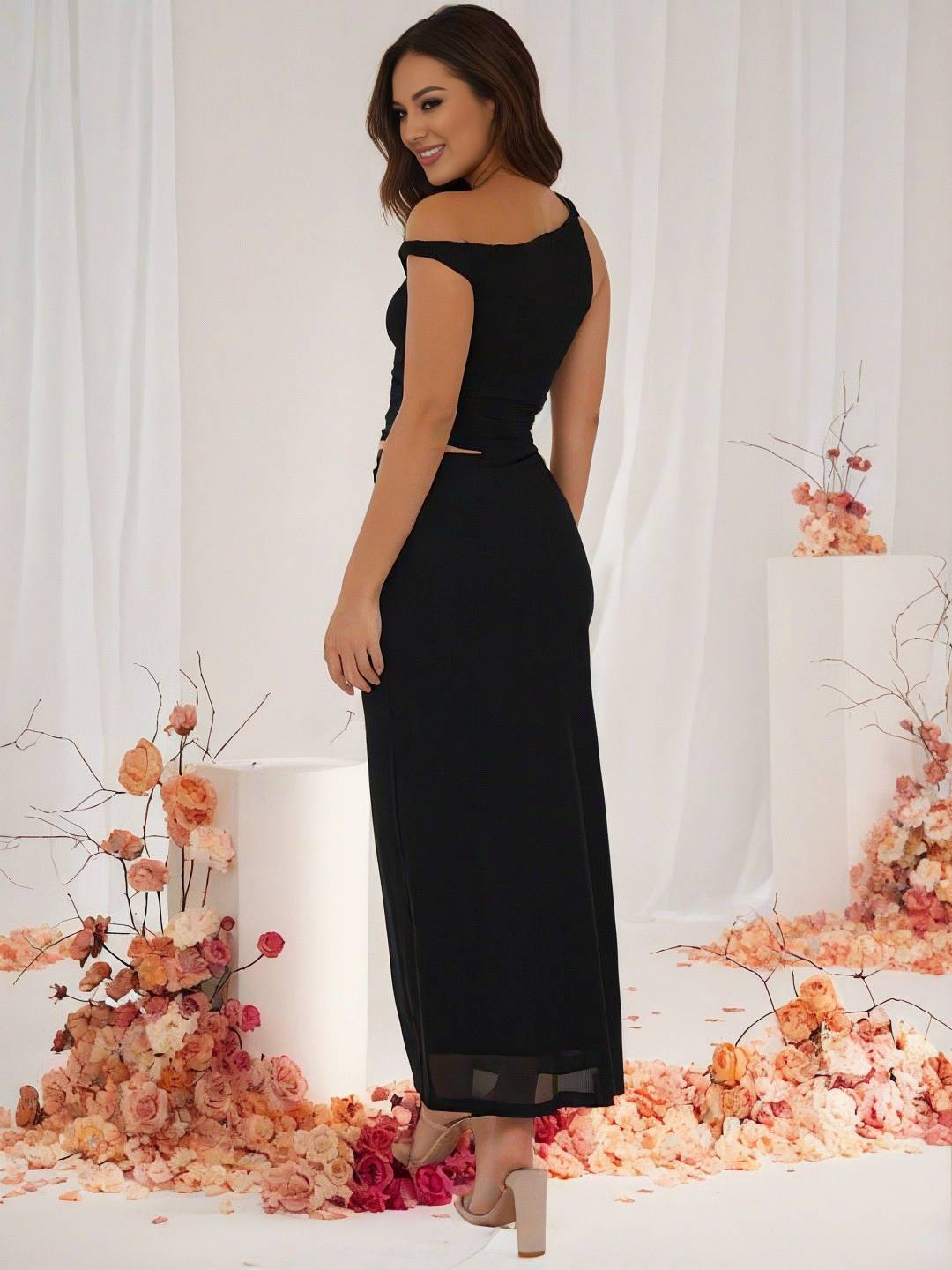 Abito da sera da donna Shaina - Elegante abito asimmetrico in tulle con ritagli e vestibilità fluida