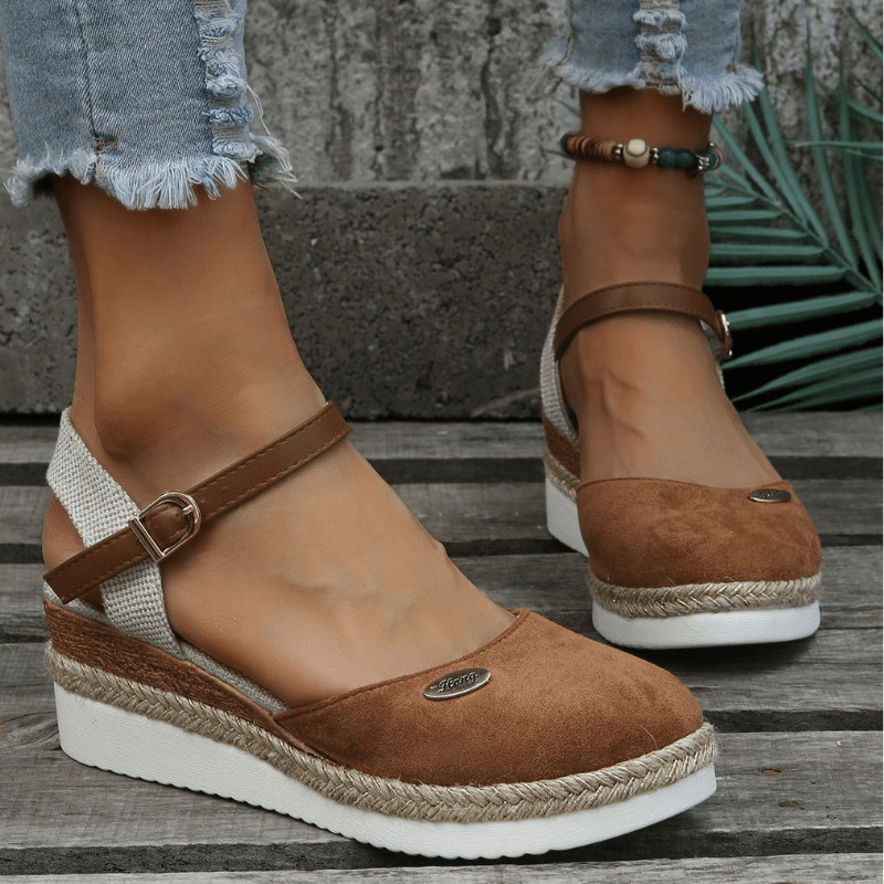 Sandali da donna Carina - Eleganti zeppe con chiusura regolabile con fibbia e stile bohémien