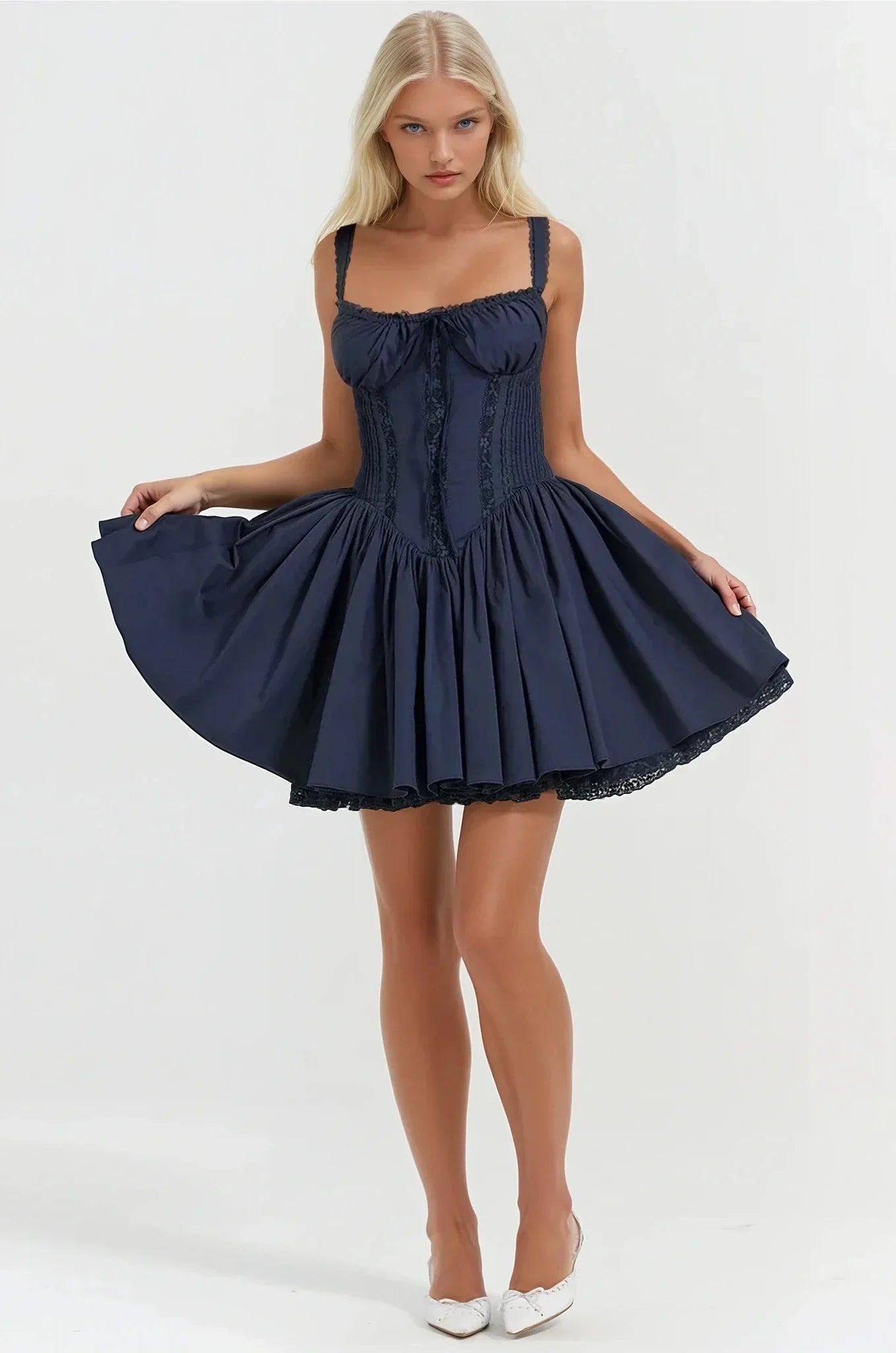 Abito corto da donna Syra - Abito corsetto in raso con gonna babydoll svasata e rifiniture in pizzo