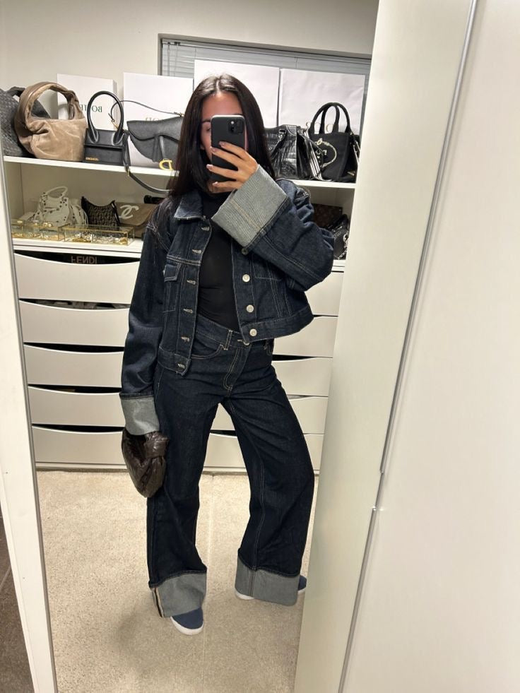 Completo in denim da donna Bea: giacca corta e jeans a gamba larga con revers a contrasto per un look alla moda