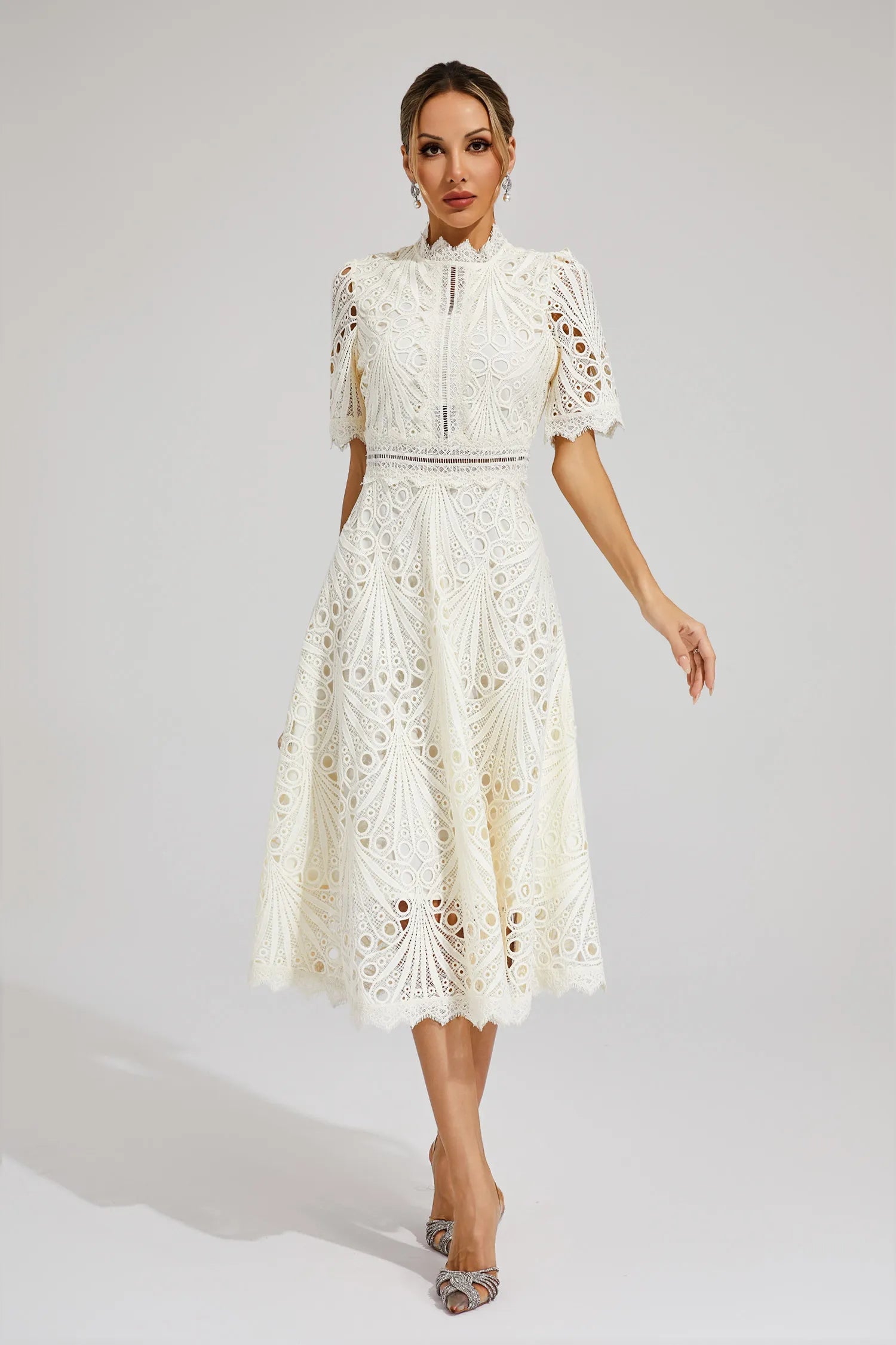 Abito midi in pizzo Giada – Dettaglio cut-out e maniche corte per un look elegante