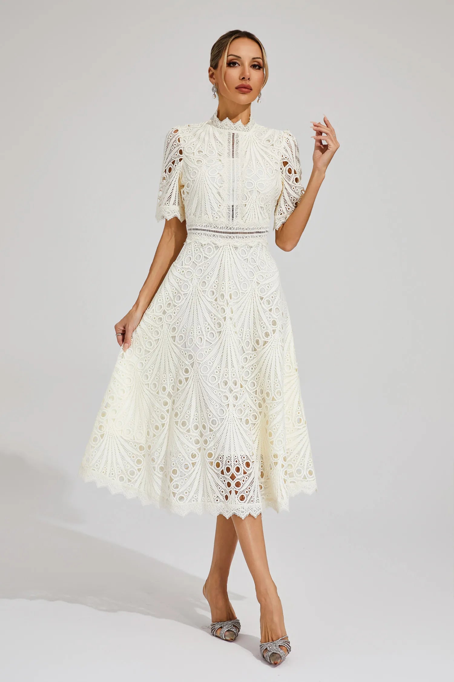 Abito midi in pizzo Giada – Dettaglio cut-out e maniche corte per un look elegante