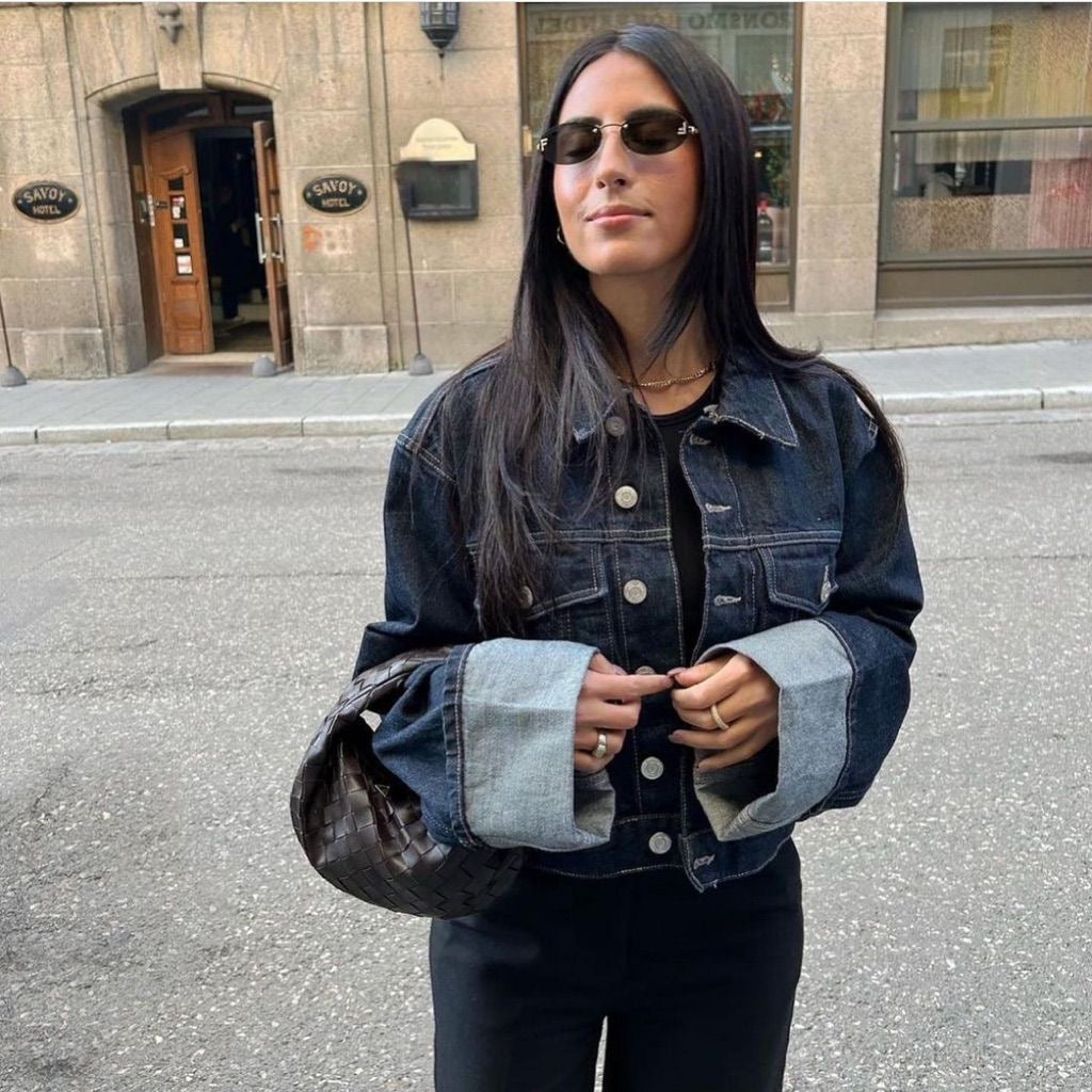 Completo in denim da donna Bea: giacca corta e jeans a gamba larga con revers a contrasto per un look alla moda