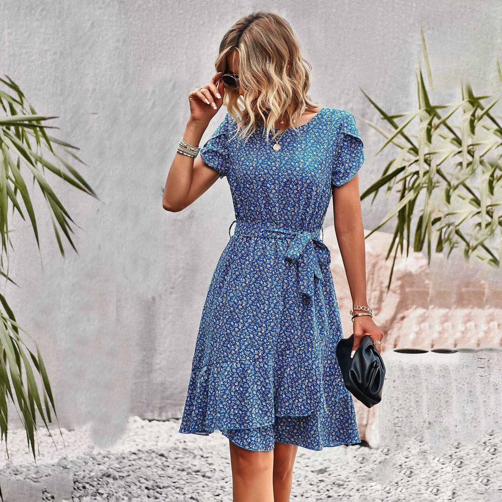 Annabel Robe d’Été Femme – Robe Fleurie Légère avec Décolleté en V, Ceinture à la Taille & Manches Courtes