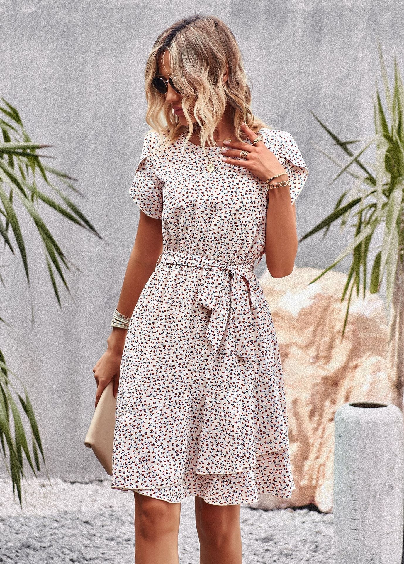 Annabel Robe d’Été Femme – Robe Fleurie Légère avec Décolleté en V, Ceinture à la Taille & Manches Courtes