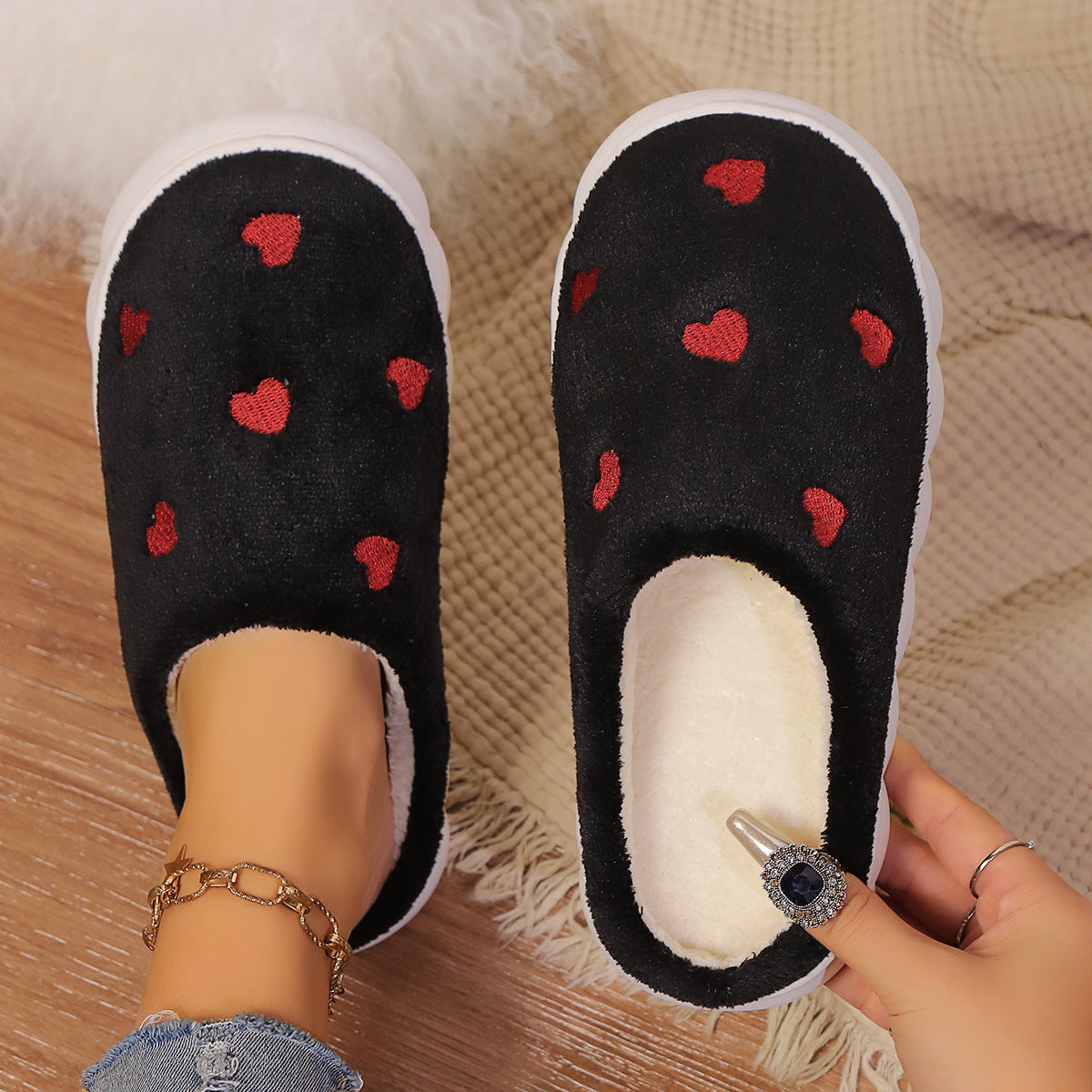 Kendra Pantoufles Femme – Chaussons en Polaire Douce avec Motifs Cœurs Rouges Confortables