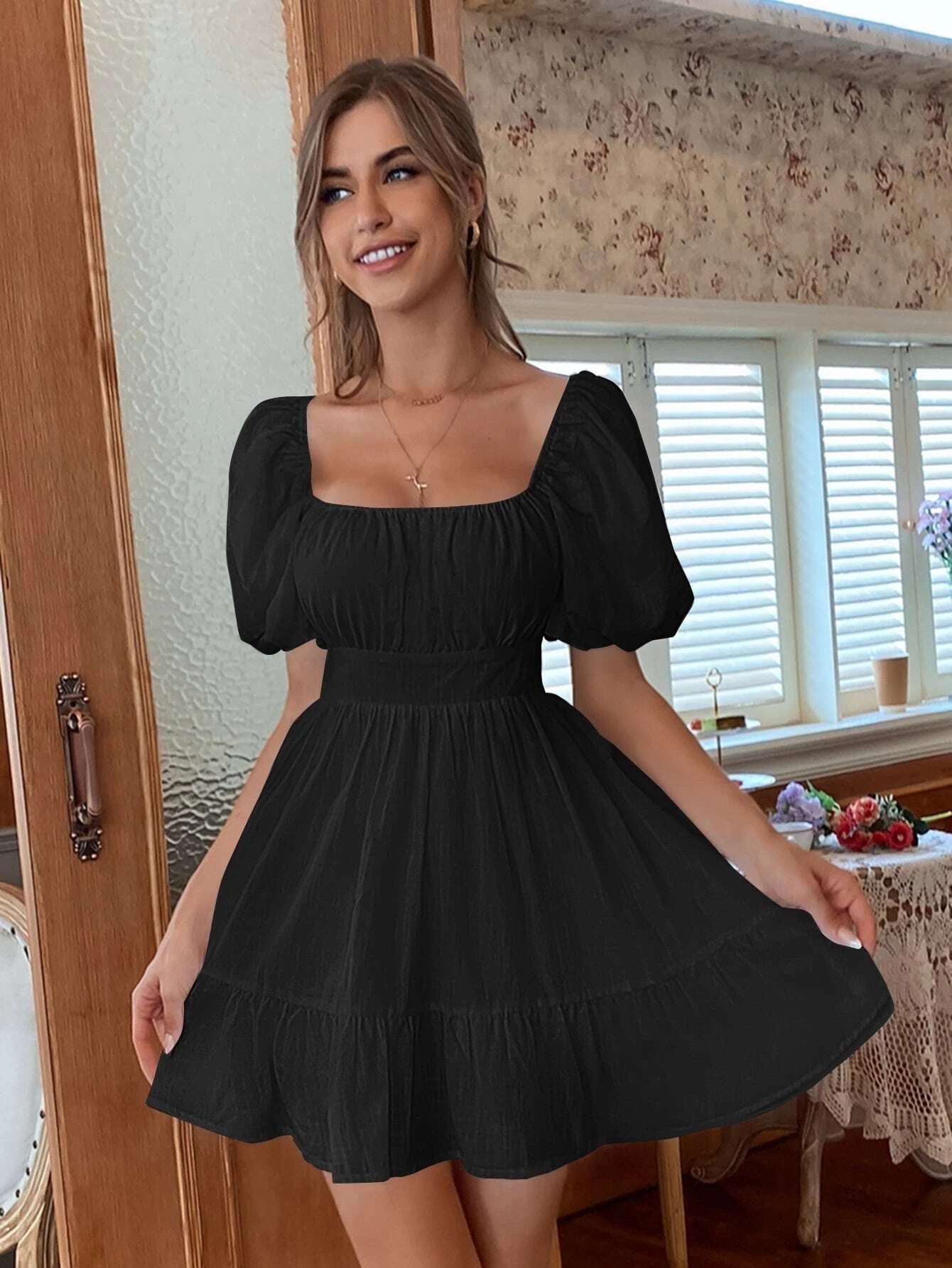 Abito corto da donna Gail – Scollo quadrato, maniche a sbuffo e gonna svasata con volant