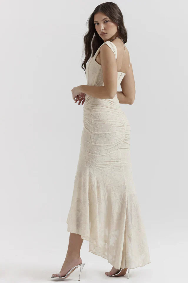 Abito lungo elegante Denisse: taglio lusinghiero e tessuto lussuoso per un look femminile raffinato