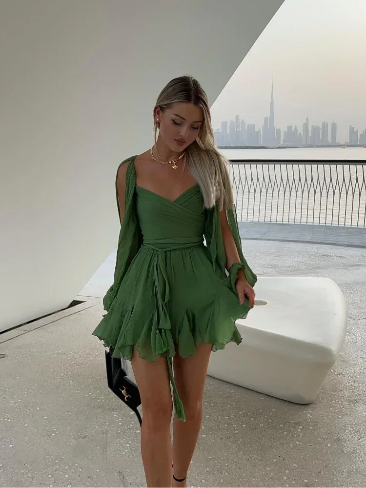 Mini abito da donna Jasmine - Abito sexy verde plissettato con maniche lunghe e scollo a V