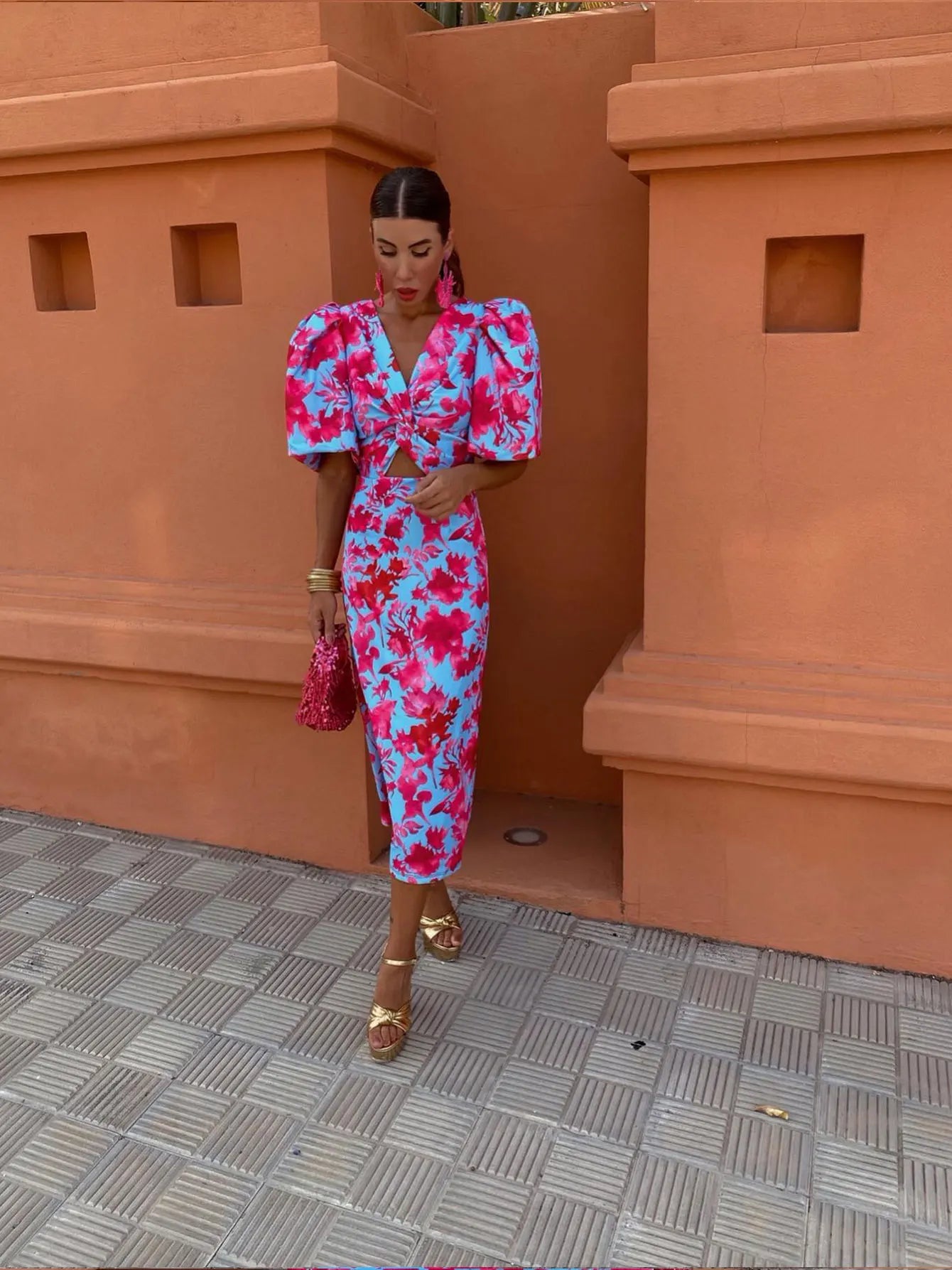Abito da donna Gwen: design audace e colori vivaci per un look estivo chic