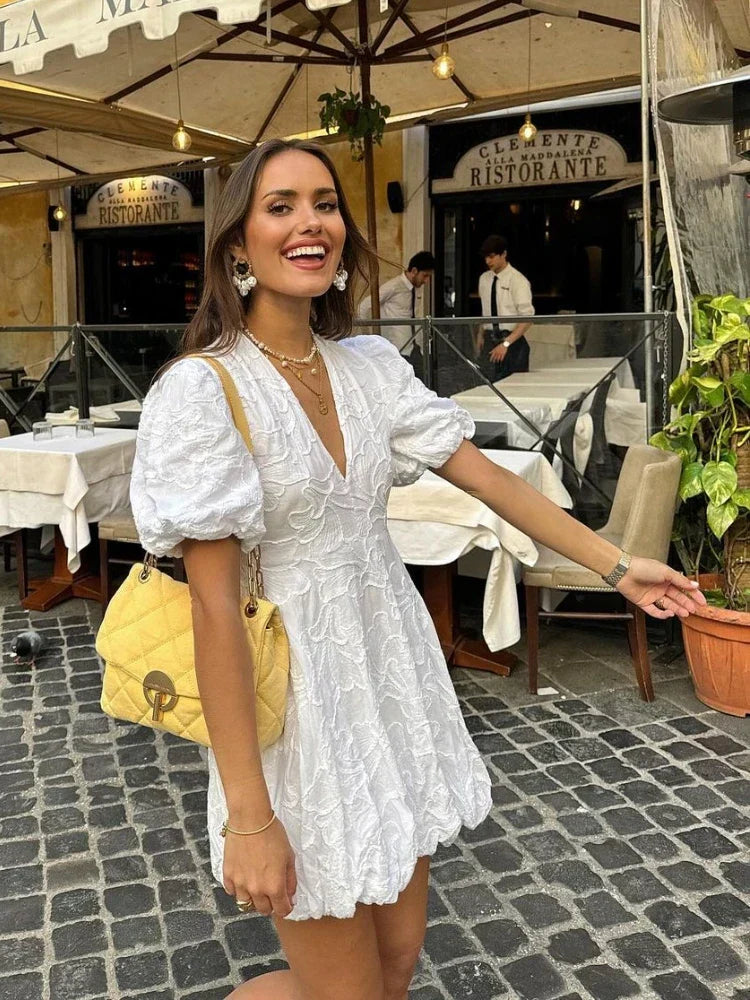 Lola Elegant White Dress – Abito da donna con volant ricamati e dettagli raffinati