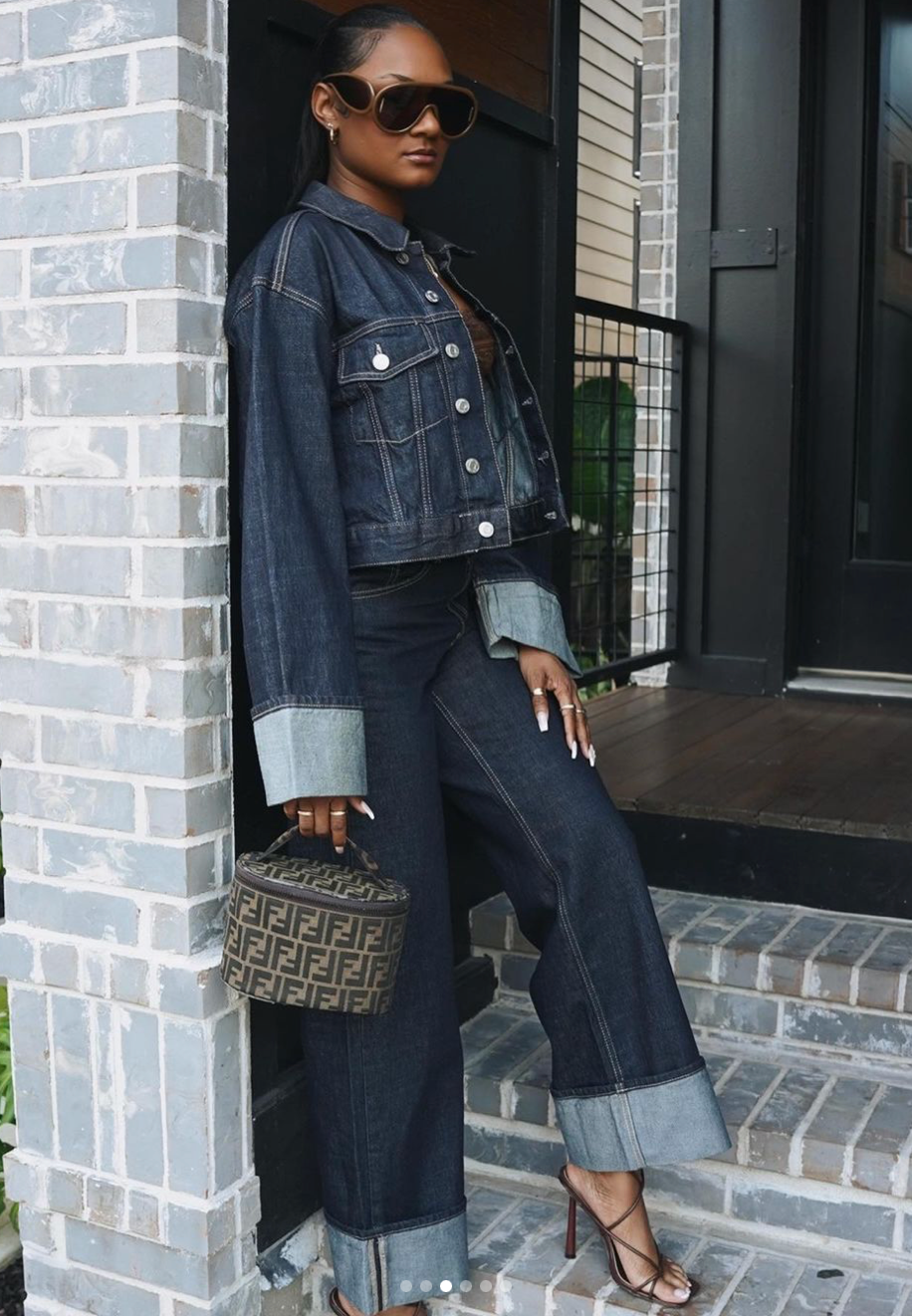 Completo in denim da donna Bea: giacca corta e jeans a gamba larga con revers a contrasto per un look alla moda