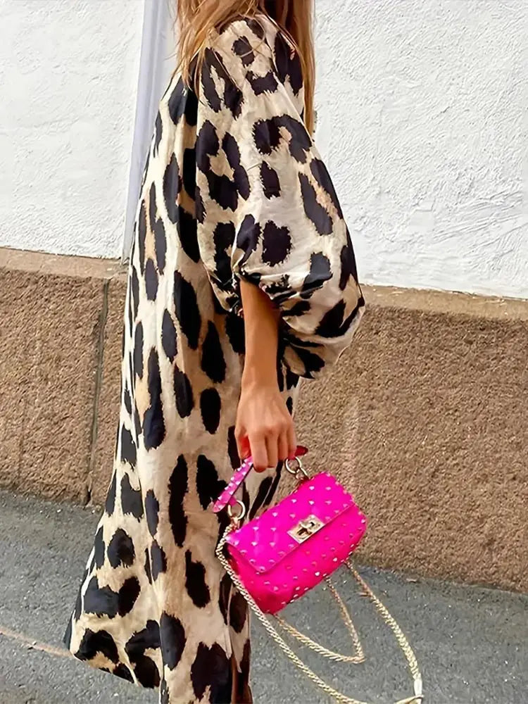 Amora Robe Midi Femme – Robe Léopard Légère avec Manches 3/4 & Coupe Ample pour Toutes les Occasions