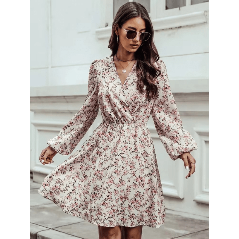 Mini abito da donna Selina – Stampa floreale romantica con scollo a V e vestibilità aderente e fluida