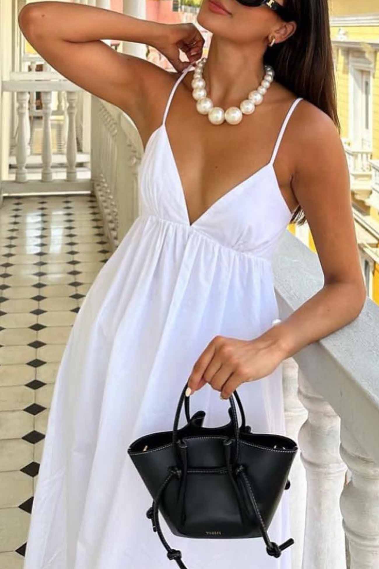 Abito midi da donna Jannie: abito bianco con scollo a V e schiena scoperta per un'eleganza estiva