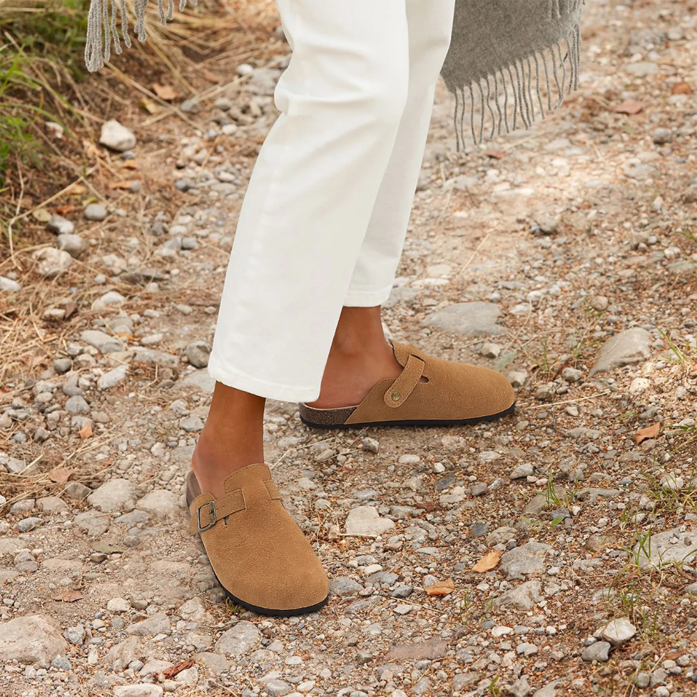 Zoccoli da donna Leana - Slip-on in pelle scamosciata con fibbia regolabile e suola anatomica e confortevole