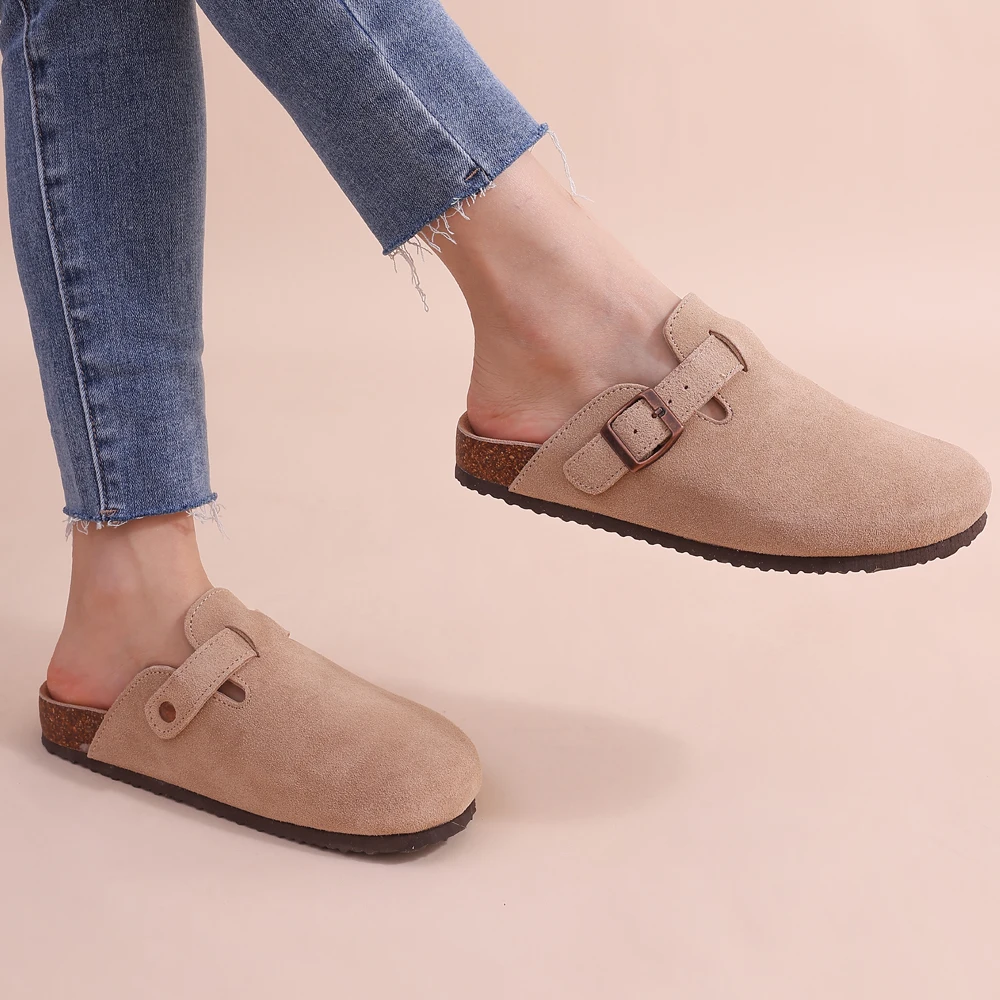 Zoccoli da donna Leana - Slip-on in pelle scamosciata con fibbia regolabile e suola anatomica e confortevole