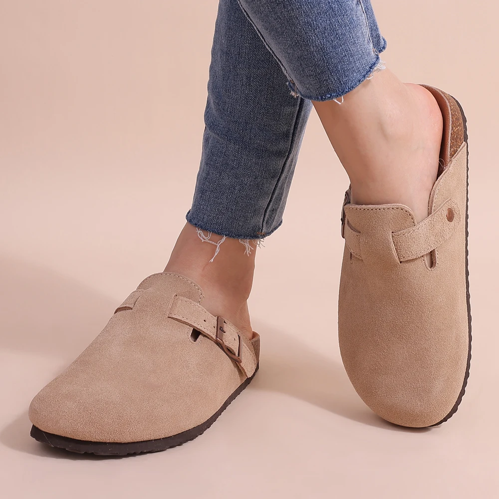 Zoccoli da donna Leana - Slip-on in pelle scamosciata con fibbia regolabile e suola anatomica e confortevole