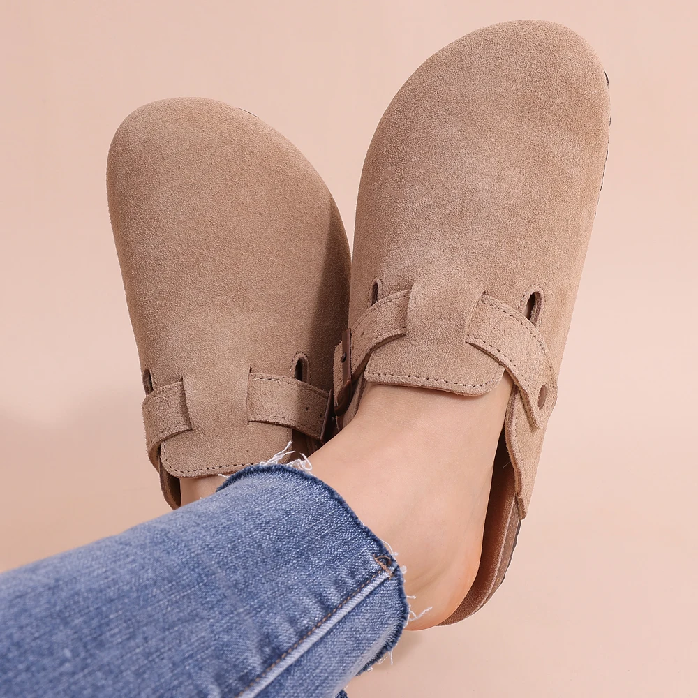 Zoccoli da donna Leana - Slip-on in pelle scamosciata con fibbia regolabile e suola anatomica e confortevole