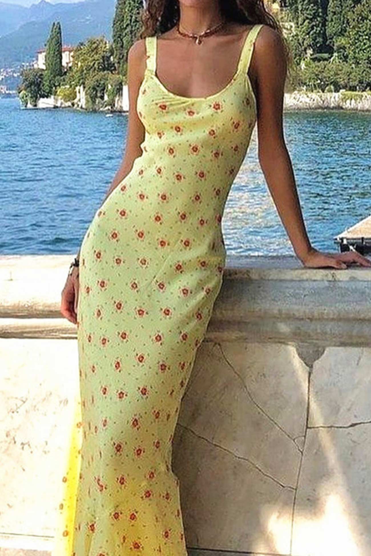 Abito estivo da donna Clara - Abito canotta con stampa floreale gialla e scollo rotondo per le giornate calde