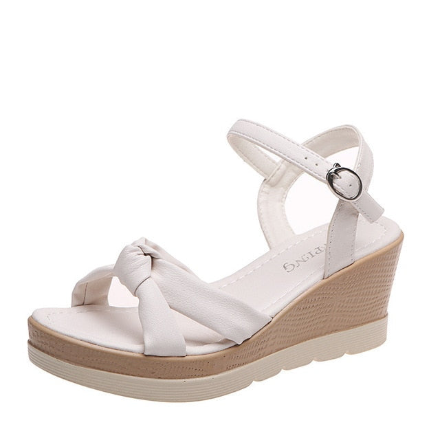 Sandali con zeppa da donna Matilda - Eleganti sandali con cinturini incrociati e tacco comodo