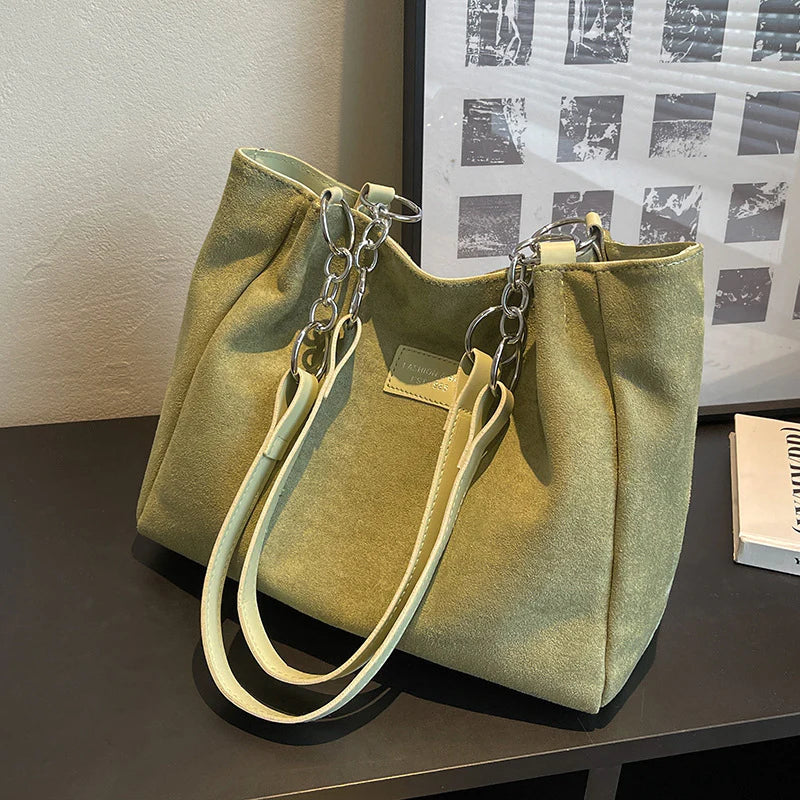 Borsa da donna Freyja: borsa casual ed elegante in pelle scamosciata con design moderno