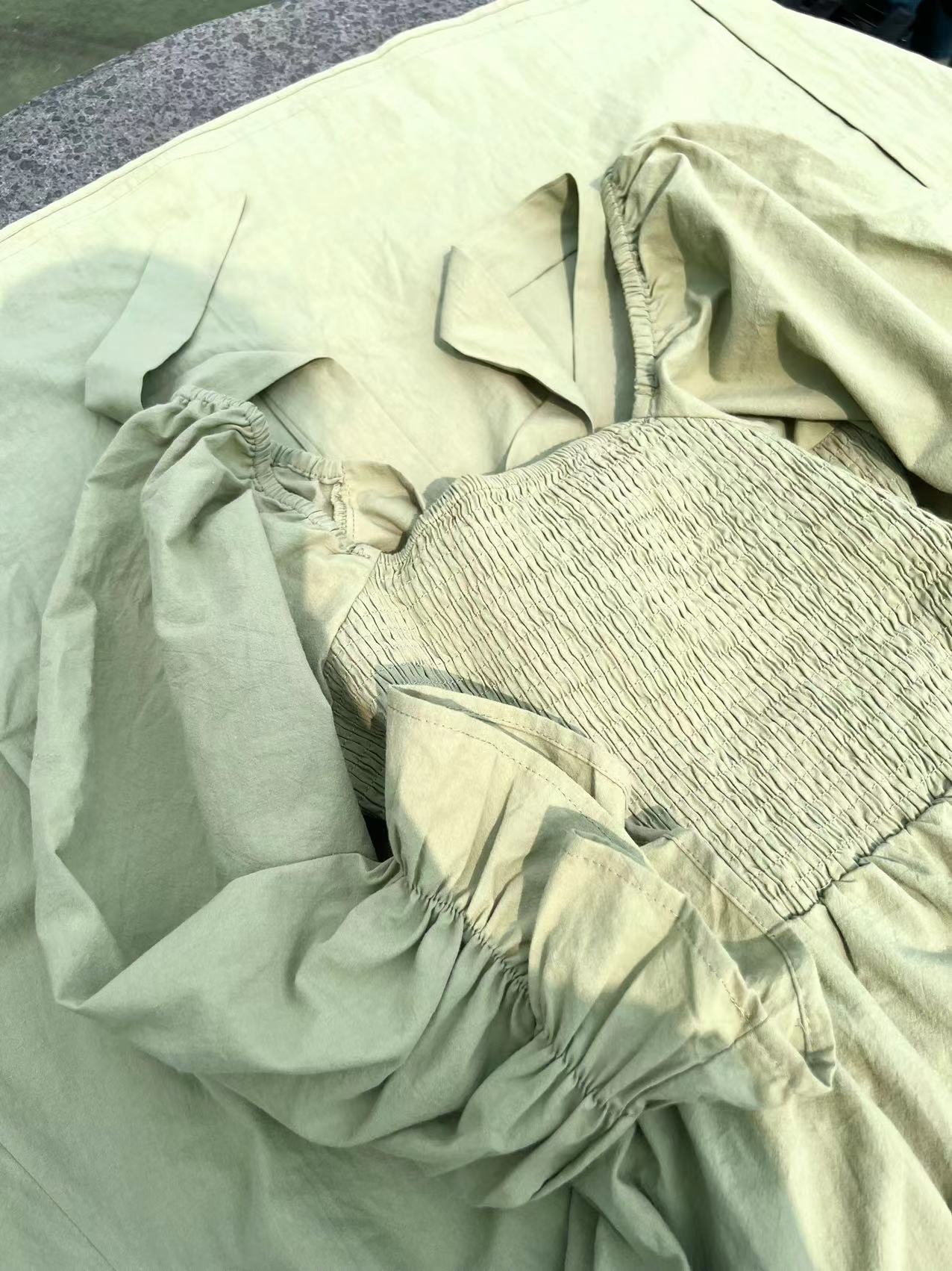 Abito da donna Casie con spalle scoperte - Bustino arricciato e maniche a sbuffo leggere