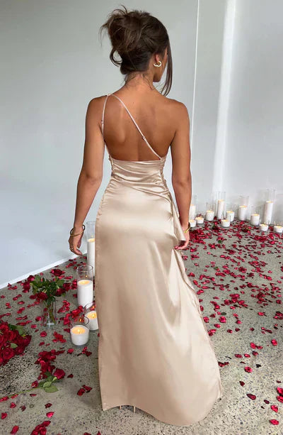 Alisha Robe de Soirée Femme – Robe Asymétrique en Satin de Luxe avec Fente Haute & Coupe Élégante