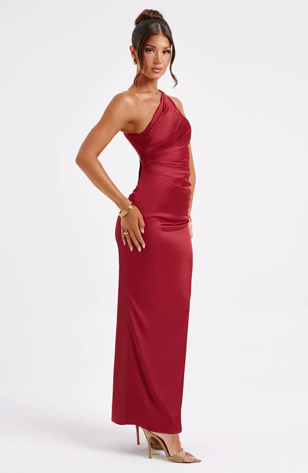 Abito lungo in raso da donna Clara: eleganza asimmetrica, aderente e minimalista