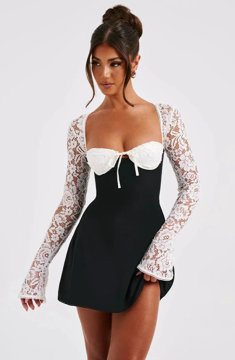 Mini abito da donna Juliette - Elegante abito in pizzo con scollo a cuore e taglio aderente