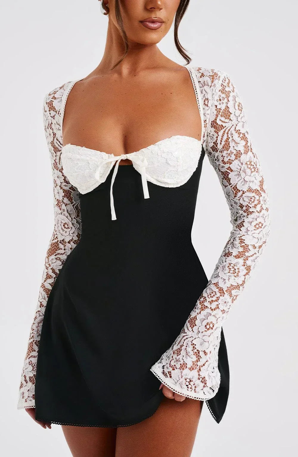 Mini abito da donna Juliette - Elegante abito in pizzo con scollo a cuore e taglio aderente