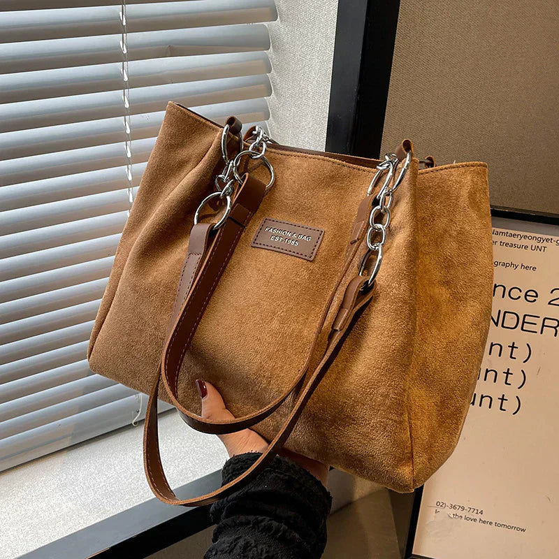 Borsa da donna Freyja: borsa casual ed elegante in pelle scamosciata con design moderno