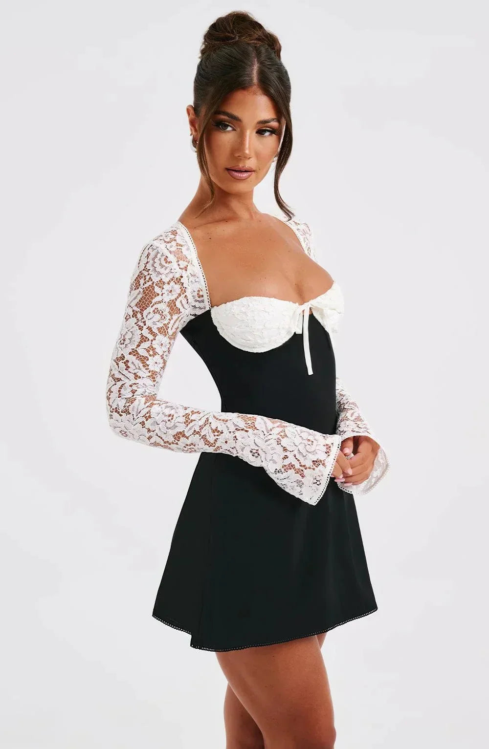 Mini abito da donna Juliette - Elegante abito in pizzo con scollo a cuore e taglio aderente