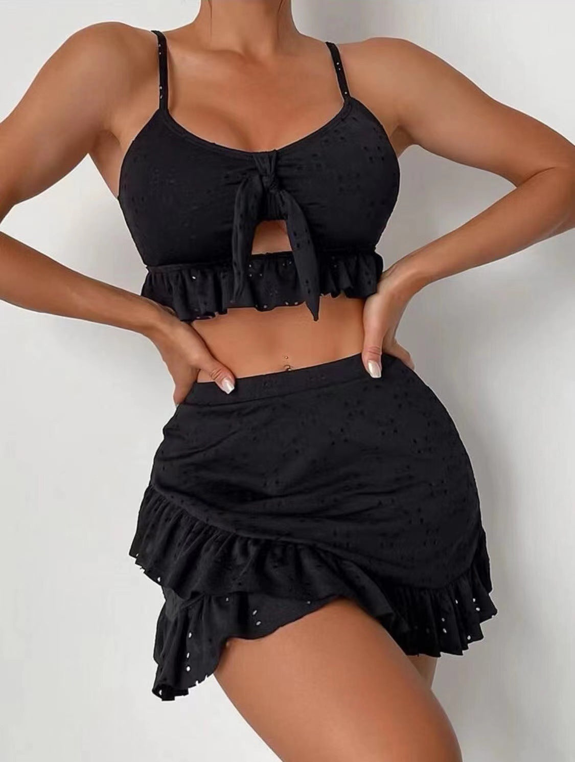 Costume da bagno da donna Serena composto da 3 pezzi: bikini alla moda con volant, gonna e top coordinato