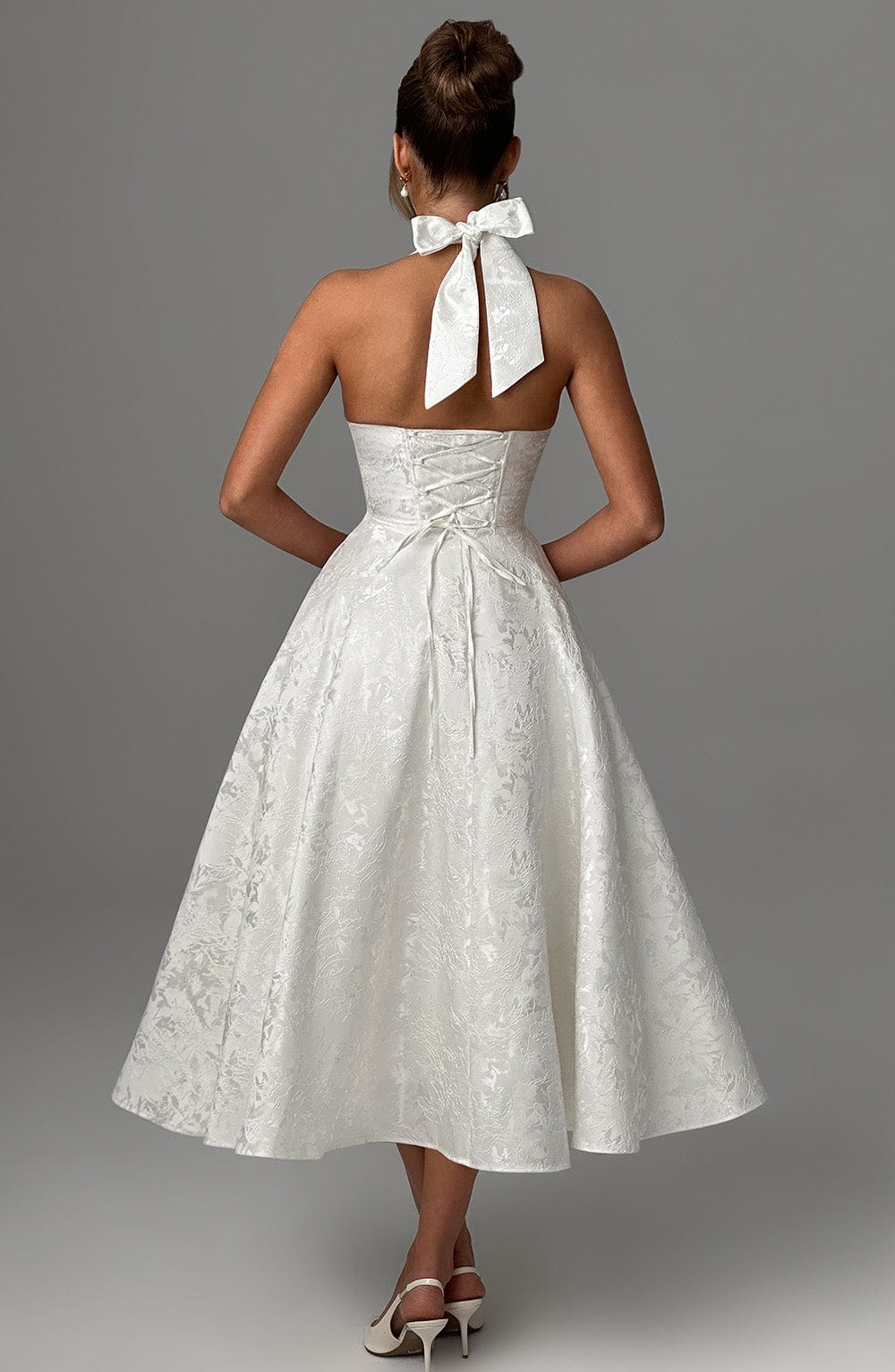 Abito midi da donna Iris – Abito senza schienale in jacquard floreale con corpetto aderente e gonna svasata