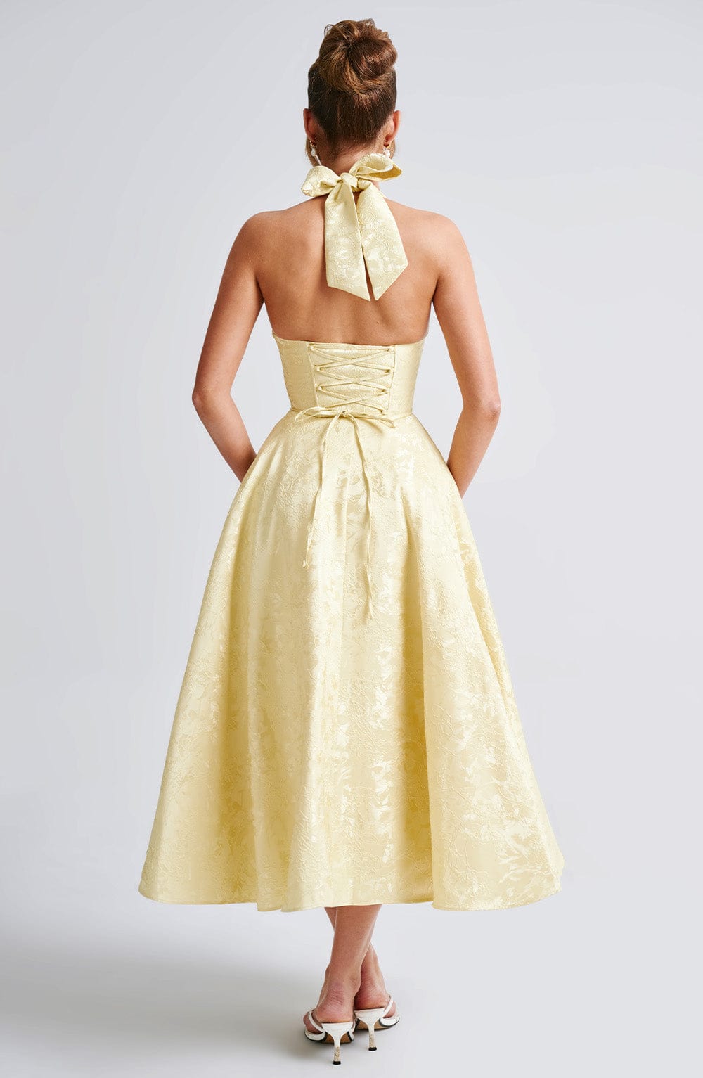Abito midi da donna Iris – Abito senza schienale in jacquard floreale con corpetto aderente e gonna svasata